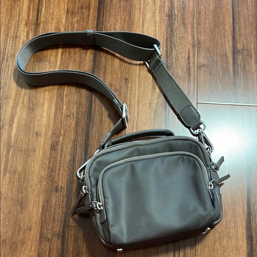 Quince Revive Camera Bag
